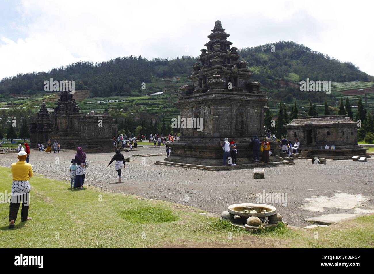 Les touristes se trouvent dans le complexe du temple d'Arjuna, un bâtiment de temple hindou situé dans le plateau de Dieng, Régence de Banjarnegara, Java central, sur 12 janvier 2020. (Photo par Adriana Adie/NurPhoto) Banque D'Images