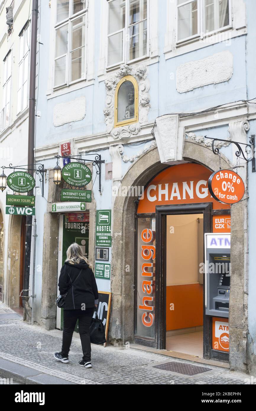 Changement de bureau, informations touristiques et visites en Segway photographiés à Prague, République Tchèque, le 17 janvier 2020. La ville de Prague souhaite mettre en œuvre une nouvelle loi pour lutter contre la pollution visuelle de ses parties historiques. Divers magasins de souvenirs, restaurants et salons de massage utilisent le mauvais design pour promouvoir leurs services et produits. L'hôtel de ville de Prague a décidé de lutter contre un tel langage visuel et souhaiterait appliquer des règles qui peuvent garder la ville visuellement propre du kitsch et des annonces affligeantes. (Photo de Krystof Kriz/NurPhoto) Banque D'Images