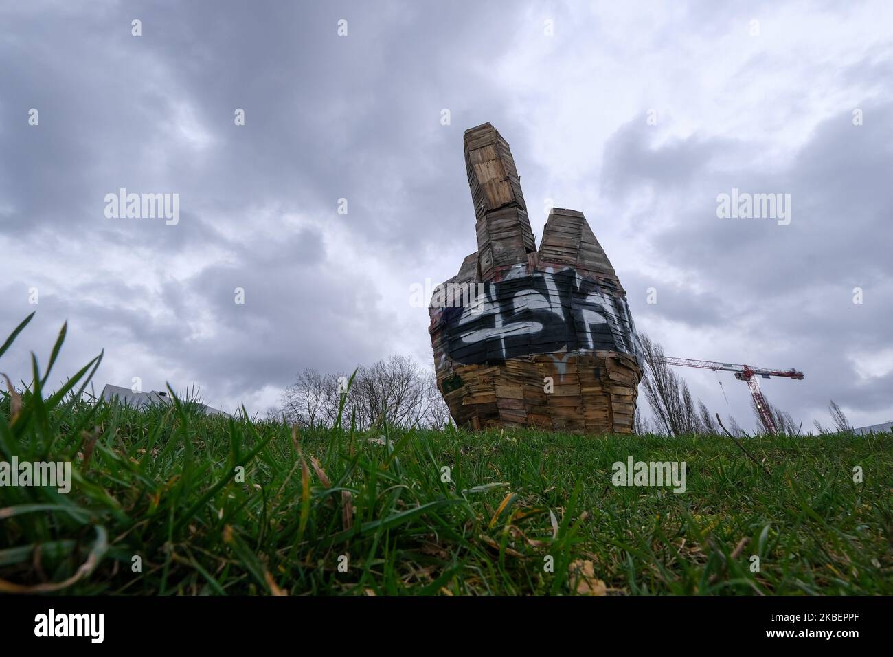 Les associations attaquent le projet de transformation de l'ancienne station de fret portée par le maire de la ville Martine Aubry, et dénoncent sa politique d'urbanisation, certains membres de ces associations ont planté des sculptures en bois comme signe de protestation à Lille, en France, sur 17 janvier 2020. (Photo de Thierry Thorel/NurPhoto) Banque D'Images