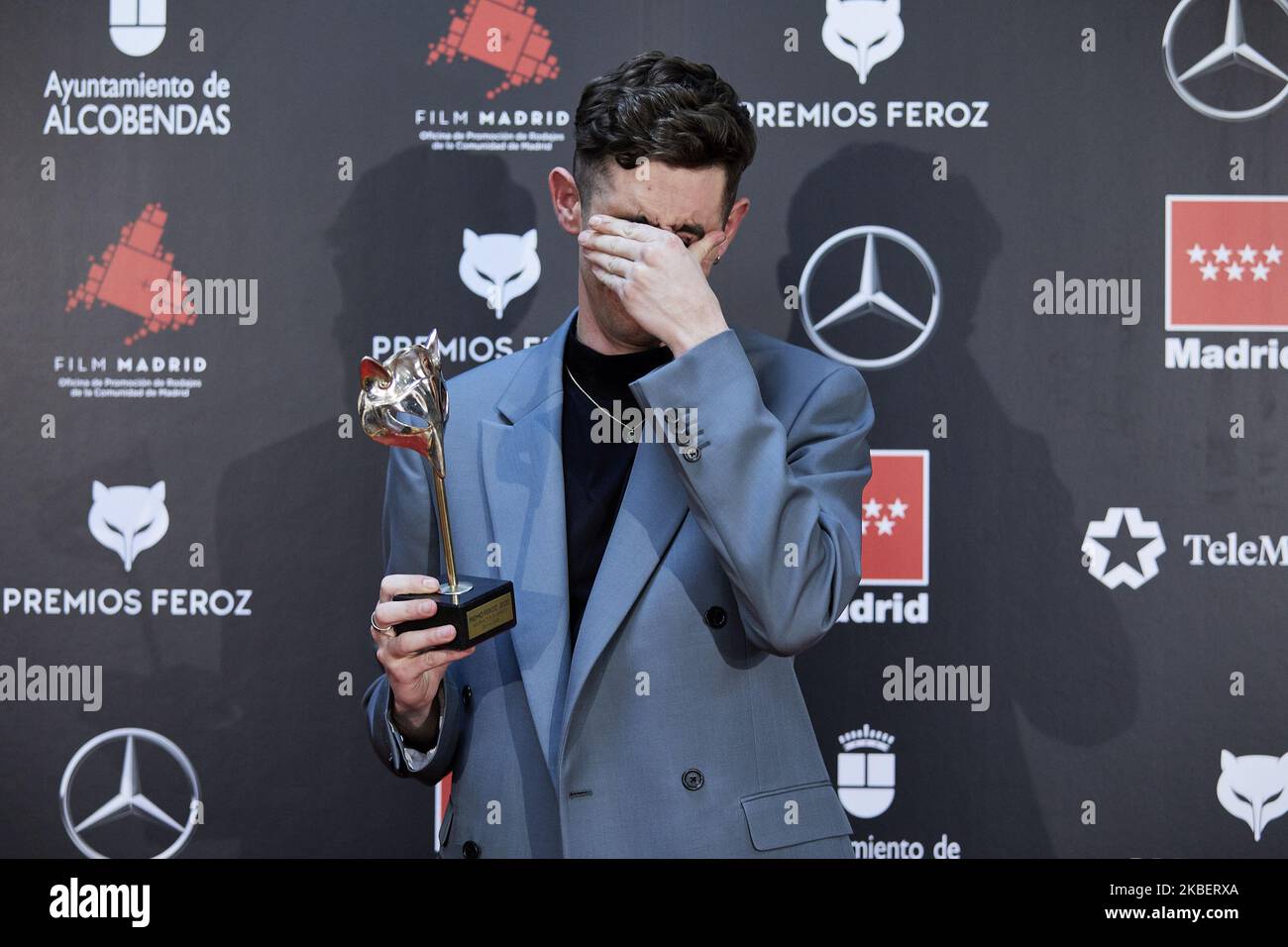 Enric Auquer pose dans la salle de presse après avoir remporté le prix du meilleur acteur de soutien lors des « Feroz Awards » 2020 au Teatro Auditorio Ciudad de Alcobendas sur 16 janvier 2020 à Madrid, Espagne. (Photo de A. Ware/NurPhoto) Banque D'Images