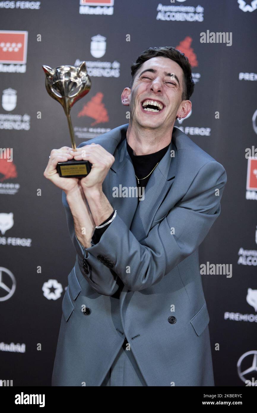 Enric Auquer pose dans la salle de presse après avoir remporté le prix du meilleur acteur de soutien lors des « Feroz Awards » 2020 au Teatro Auditorio Ciudad de Alcobendas sur 16 janvier 2020 à Madrid, Espagne. (Photo de A. Ware/NurPhoto) Banque D'Images