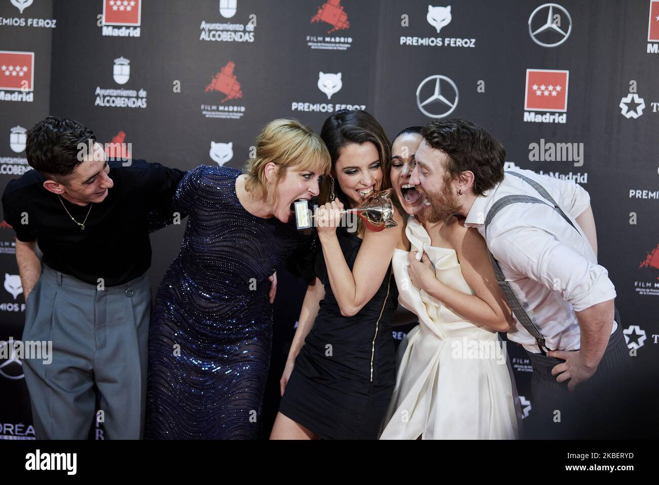 Les acteurs de 'Vida perfecta' (Leticia Dolera, Celia Frejeiro, Aixa Villaran, Enric Auquer, Manuel Burque) posent dans la salle de presse après avoir remporté le prix du meilleur spectacle comique lors des 'Ferez Awards' 2020 au Teatro Auditorio Ciudad de Alcobendas sur 16 janvier 2020 à Madrid, Espagne. (Photo de A. Ware/NurPhoto) Banque D'Images