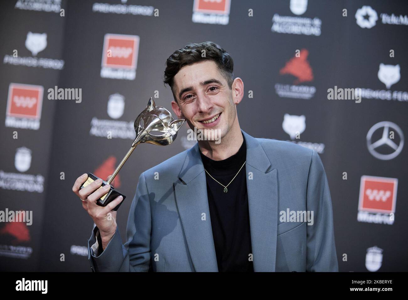 Enric Auquer pose dans la salle de presse après avoir remporté le prix du meilleur acteur de soutien lors des « Feroz Awards » 2020 au Teatro Auditorio Ciudad de Alcobendas sur 16 janvier 2020 à Madrid, Espagne. (Photo de A. Ware/NurPhoto) Banque D'Images