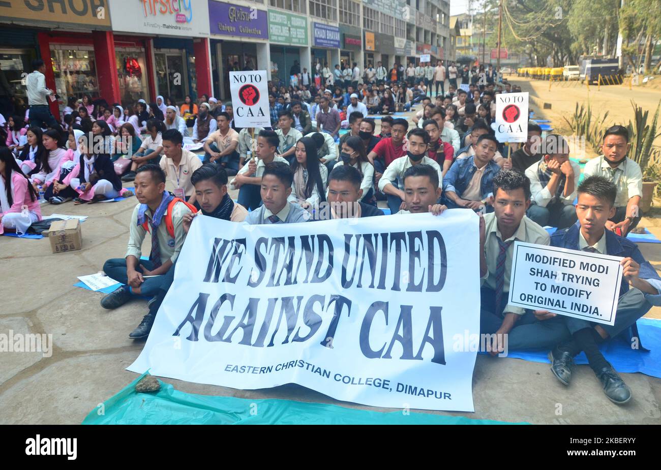 Le Studentâ€ s tient des pancartes et des banderoles pendant une protestation contre la Loi de 2019 modifiant la citoyenneté à Dimapur, dans l'État du Nagaland, au nord-est de l'Inde, samedi, 18 janvier 2020. (Photo de Caisii Mao/NurPhoto) Banque D'Images