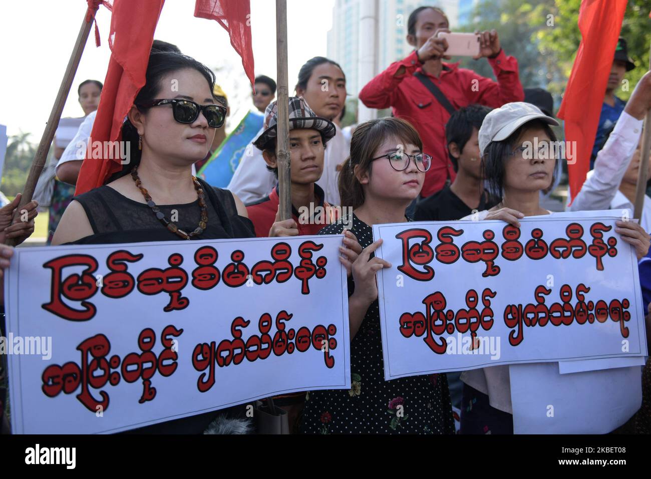 Les manifestants tiennent des pancartes lors d'une manifestation contre le projet du barrage Myit Sone à Yangon, au Myanmar, le 18 janvier 2019. La manifestation a eu lieu en même temps que la visite du président chinois Xi Jinping en Birmanie. Le projet de barrage MyIT Sone dans l’État de Kachin est financé par la State Power Investment Corporation chinoise. Le projet a commencé en 2009 et a été suspendu en septembre 2011 après des manifestations publiques à l'échelle nationale. (Photo de Shwe Paw Mya Tin/NurPhoto) Banque D'Images