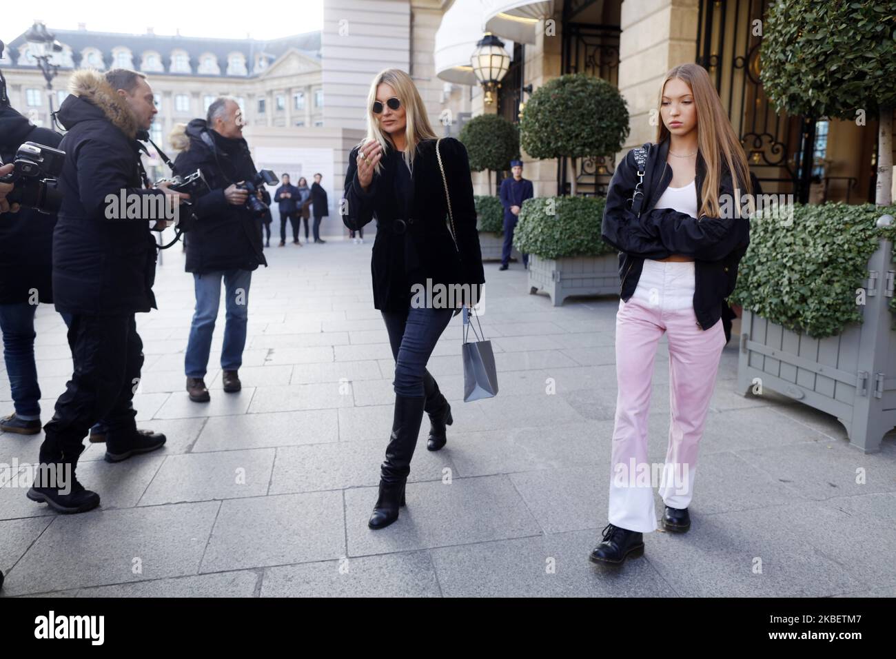 Kate Moss et sa fille Lila Grace partent à leur hôtel à Paris, en France, sur 18 janvier 2020. (Photo de Mehdi Taamallah/NurPhoto) Banque D'Images