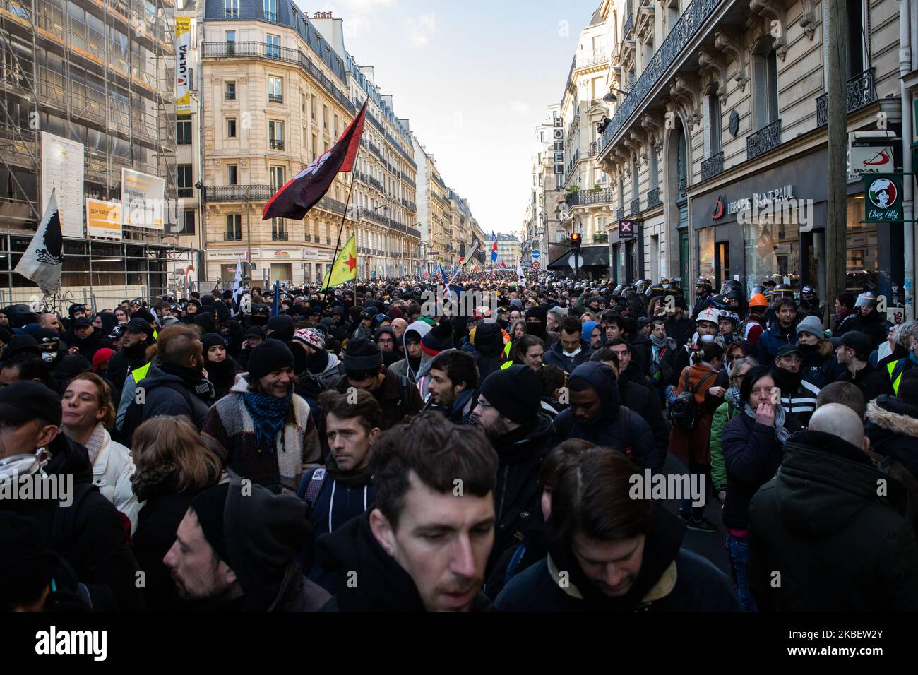 Quelques milliers de gilets jaunes ont protesté le 18 janvier 2020 à Paris,  en France, contre Emmanuel Macron, la police, et la réforme des retraites  pour le samedi 62th de la veste