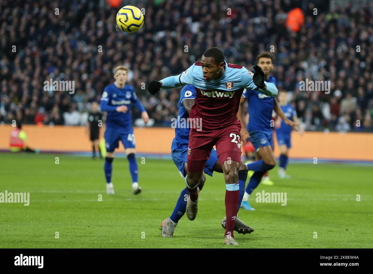 Le Diop de West Ham United de l'AISS a fait le tour du ballon lors du match de la Premier League entre West Ham United et Everton au London Stadium, Stratford, le samedi 18th janvier 2020. (Photo de Jacques Feeney/MI News/NurPhoto) Banque D'Images