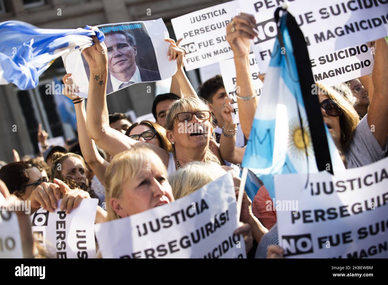 Les manifestants assistent aux commémorations du cinquième anniversaire de la mort du procureur spécial Alberto Nisman sur la Plaza Vaticano, sur 18 janvier 2020, à Buenos Aires, en Argentine. (Photo de MatÃ­as Baglietto/NurPhoto) Banque D'Images