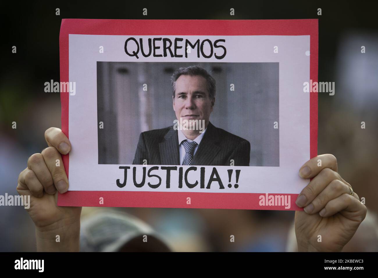 Les manifestants assistent aux commémorations du cinquième anniversaire de la mort du procureur spécial Alberto Nisman sur la Plaza Vaticano, sur 18 janvier 2020, à Buenos Aires, en Argentine. (Photo de MatÃ­as Baglietto/NurPhoto) Banque D'Images