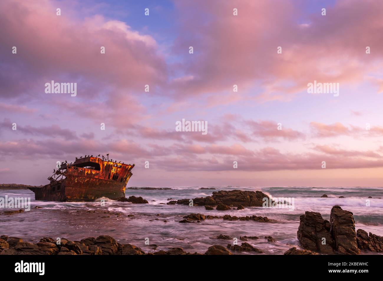 Une vue au crépuscule de l'épave du Meisho Maru No. 38, les vagues et la mer brouillées par une longue exposition, sur la côte du Cap Agulhas près de l'Agulhas in Banque D'Images