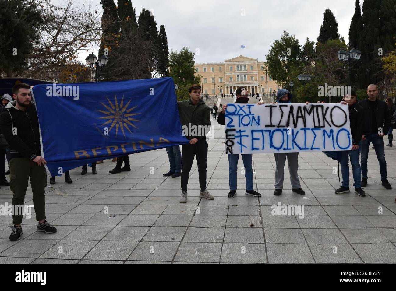 Les partisans de l'extrême droite grecque, le groupe Aube dorée, manifestent devant le Parlement grec demandant une action pour mettre fin aux flux migratoires illégaux le 19 janvier 2020 à Athènes, en Grèce. (Photo de Nicolas Koutsokostas/NurPhoto) Banque D'Images