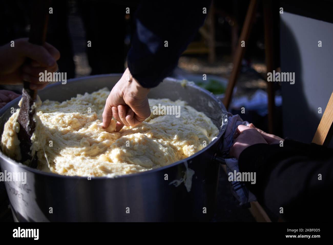 Les gens préparent 'aligot', un plat typique du département d'Aveyron. Les personnes participant à l'Amassada ont organisé un pique-nique et une pièce près du siège régional de RTE (réseau de transport d'électricité) pour protester contre leur expulsion de l'Amassada. RTE a commencé à construire un transformateur de 400,000 volts sur 6 à 9HA de terres cultivées. Depuis quatre ans, les habitants de l'Amassada luttent contre cette construction de l'autoroute électrique Marocco-Suède sur le territoire de Saint-Victor-et-Melvieu en Aveyron, au sud-ouest de la France. Ils appellent cette ZAD (zone à défendre) la 'Amassada' (qui signifie Banque D'Images