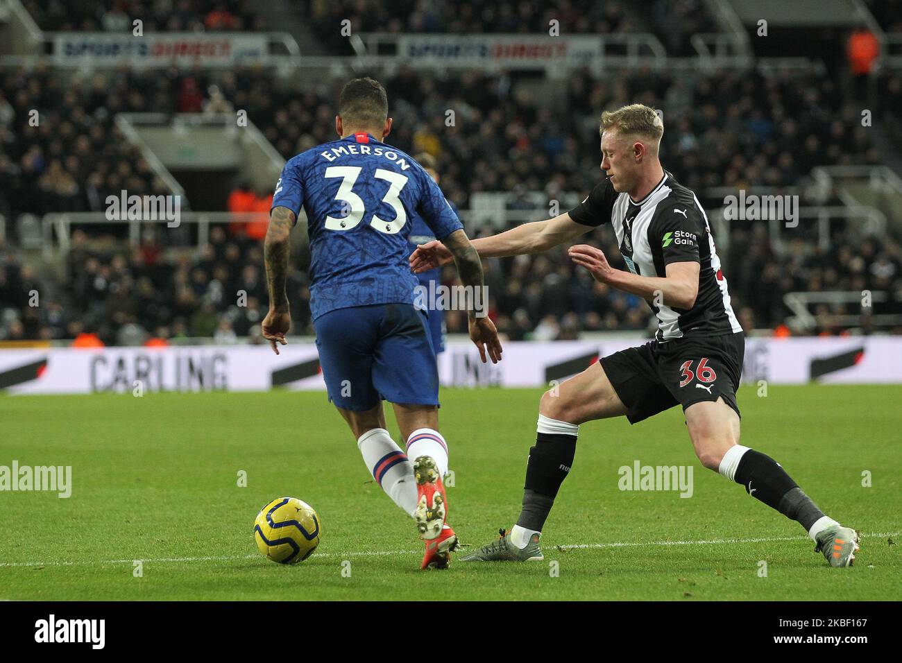 Emerson Palmieri de Chelsea en action avec Sean Longstaff lors du match de la Premier League entre Newcastle United et Chelsea au St. James's Park, Newcastle, le samedi 18th janvier 2020. (Photo de Mark Fletcher/MI News/NurPhoto) Banque D'Images