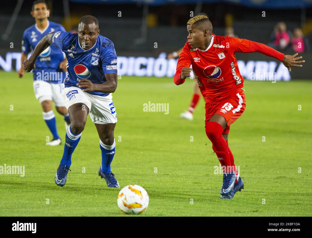 Eliser Quinones de Millonarios combat le ballon contre Daniel Quinones d'America de Cali lors du match de football du tournoi ESPN 2020 entre Millonarios et America de Cali le 19 janvier 2020 au stade 'El Campin' de Bogota, Colombie. (Photo de Daniel Garzon Herazo/NurPhoto) Banque D'Images