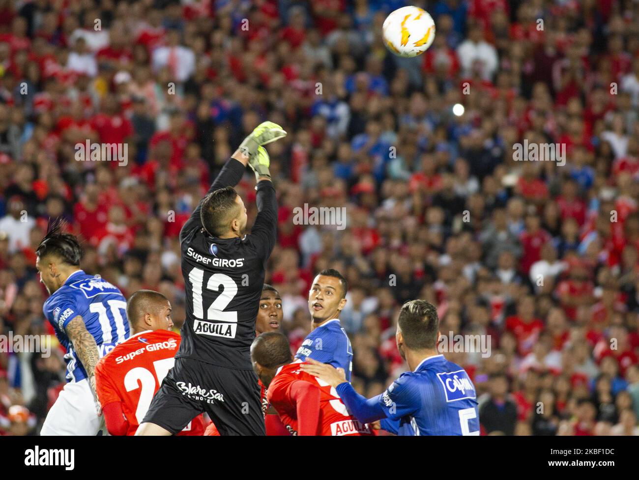 Gardien de but de l'Amérique de Cali, Eder Chaux défend le ballon lors du match de football du tournoi ESPN 2020 entre Millonarios et America de Cali le 19 janvier 2020 au stade 'El Campin' de Bogota, Colombie. (Photo de Daniel Garzon Herazo/NurPhoto) Banque D'Images