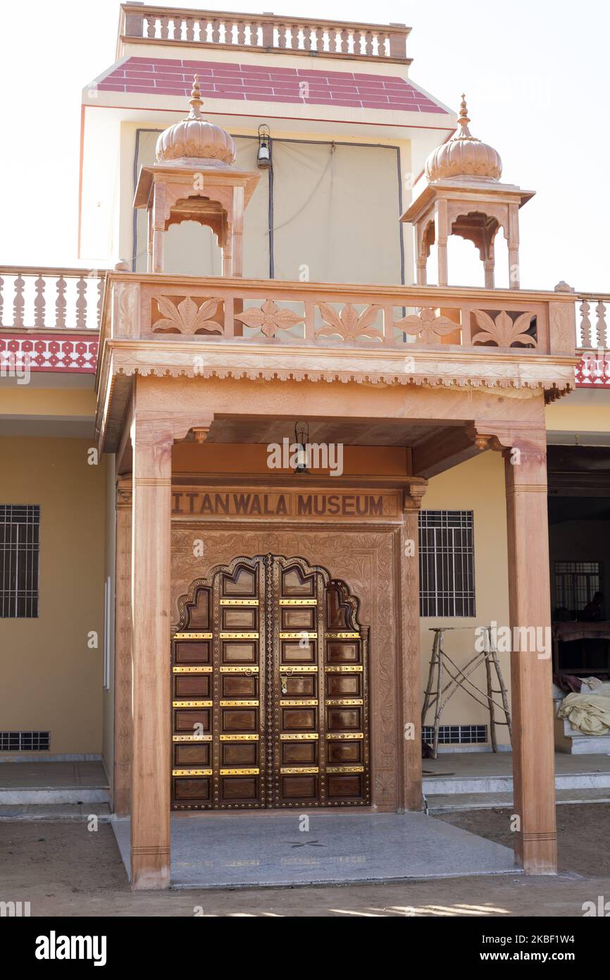 Musée Titanwala dédié à l'histoire de l'impression de blocs de bois à Bagru, district de Jaipur, Rajasthan, Inde, le 17 mars 2019. L'impression sur tissus est une spécialité indienne, l'impression en blocs de bois est déjà utilisée depuis des centaines d'années. Bagru est célèbre pour l'impression exclusivement avec des couleurs naturelles. Les principaux experts sont membres de la communauté chippaa. (CHHI - colorant, pa - laisser quelque chose sécher au soleil). Les sections locales estiment qu'il y a environ 200 ateliers d'impression dans et autour de Bagru, qui colorent les tissus à l'aide de pâte de boue, de caoutchouc naturel et de flocons de blé. Les couleurs organiques de base sont faites de substances naturelles telles que t Banque D'Images