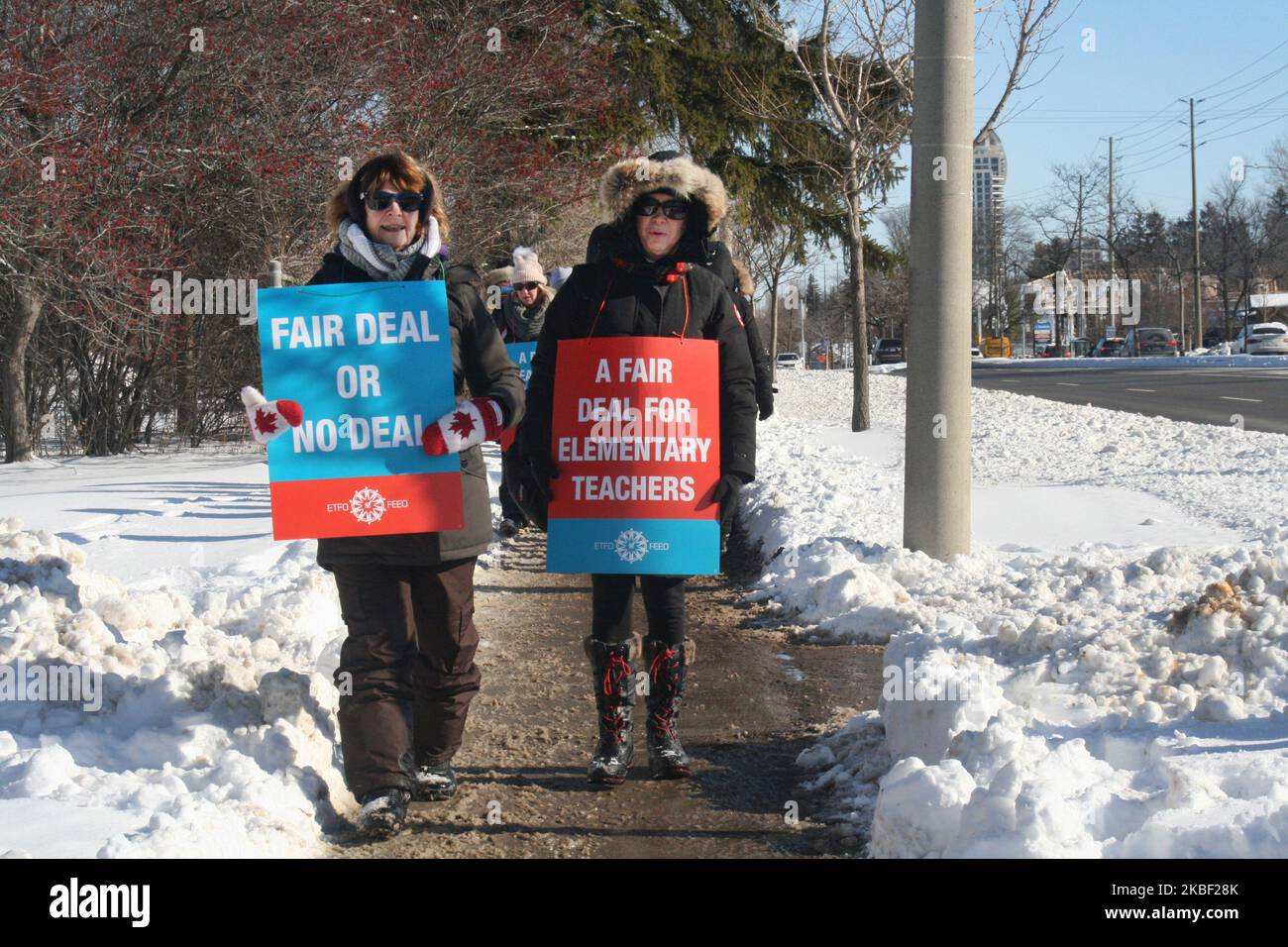 Les enseignants des écoles primaires publiques de l'Ontario picket en frappant sur 20 janvier 2020 à Toronto, Ontario, Canada. Les quatre principaux syndicats d'enseignants sont engagés dans l'action en matière d'emploi alors qu'ils négocient de nouvelles conventions collectives avec le gouvernement progressiste conservateur. Les enseignants des écoles primaires, secondaires et catholiques de l'Ontario se sont engagés dans une série de grèves cette semaine après des mois de tensions croissantes et de négociations improductives avec le gouvernement. (Photo de Creative Touch Imaging Ltd./NurPhoto) Banque D'Images