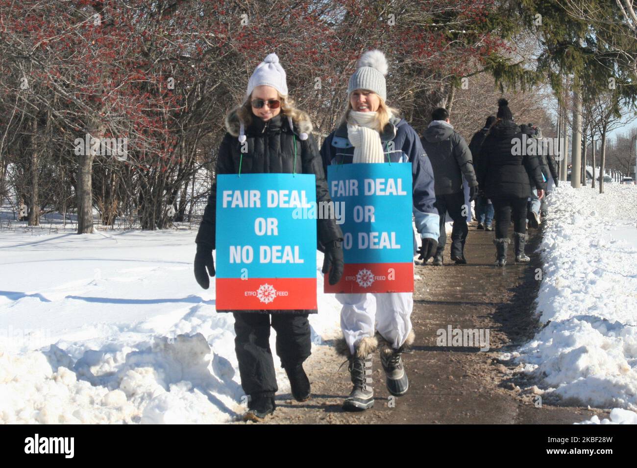 Les enseignants des écoles primaires publiques de l'Ontario picket en frappant sur 20 janvier 2020 à Toronto, Ontario, Canada. Les quatre principaux syndicats d'enseignants sont engagés dans l'action en matière d'emploi alors qu'ils négocient de nouvelles conventions collectives avec le gouvernement progressiste conservateur. Les enseignants des écoles primaires, secondaires et catholiques de l'Ontario se sont engagés dans une série de grèves cette semaine après des mois de tensions croissantes et de négociations improductives avec le gouvernement. (Photo de Creative Touch Imaging Ltd./NurPhoto) Banque D'Images