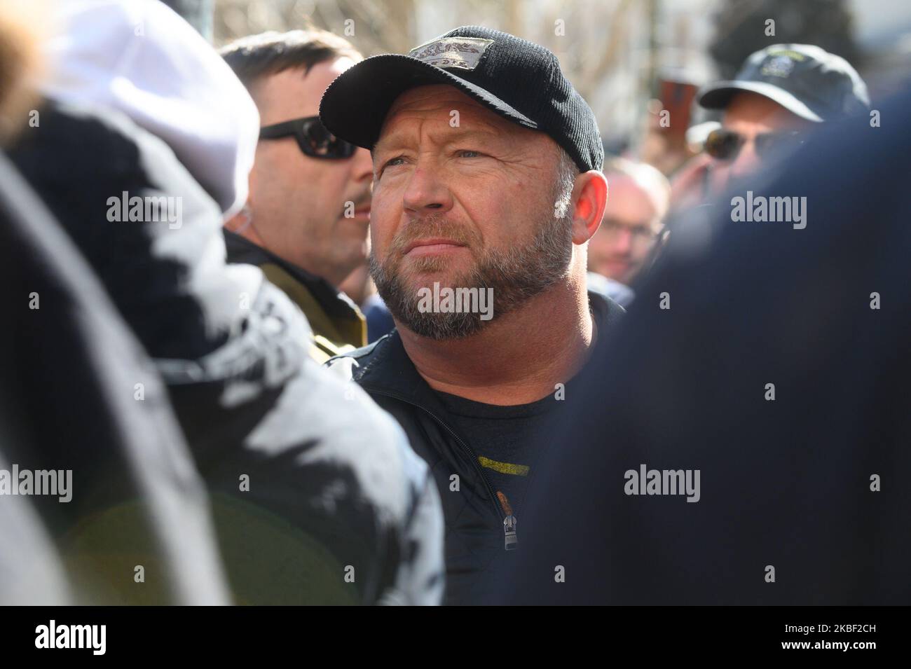 Alex Jones, animateur du salon de radio, se joint à des milliers de défenseurs des droits d'armes à feu participant à un rassemblement organisé par la Ligue de défense des citoyens de Virginie sur la place du Capitole, près du bâtiment du Capitole de l'État de 20 janvier 2020, à Richmond, en Virginie. (Photo de Zach D Roberts/NurPhoto) Banque D'Images