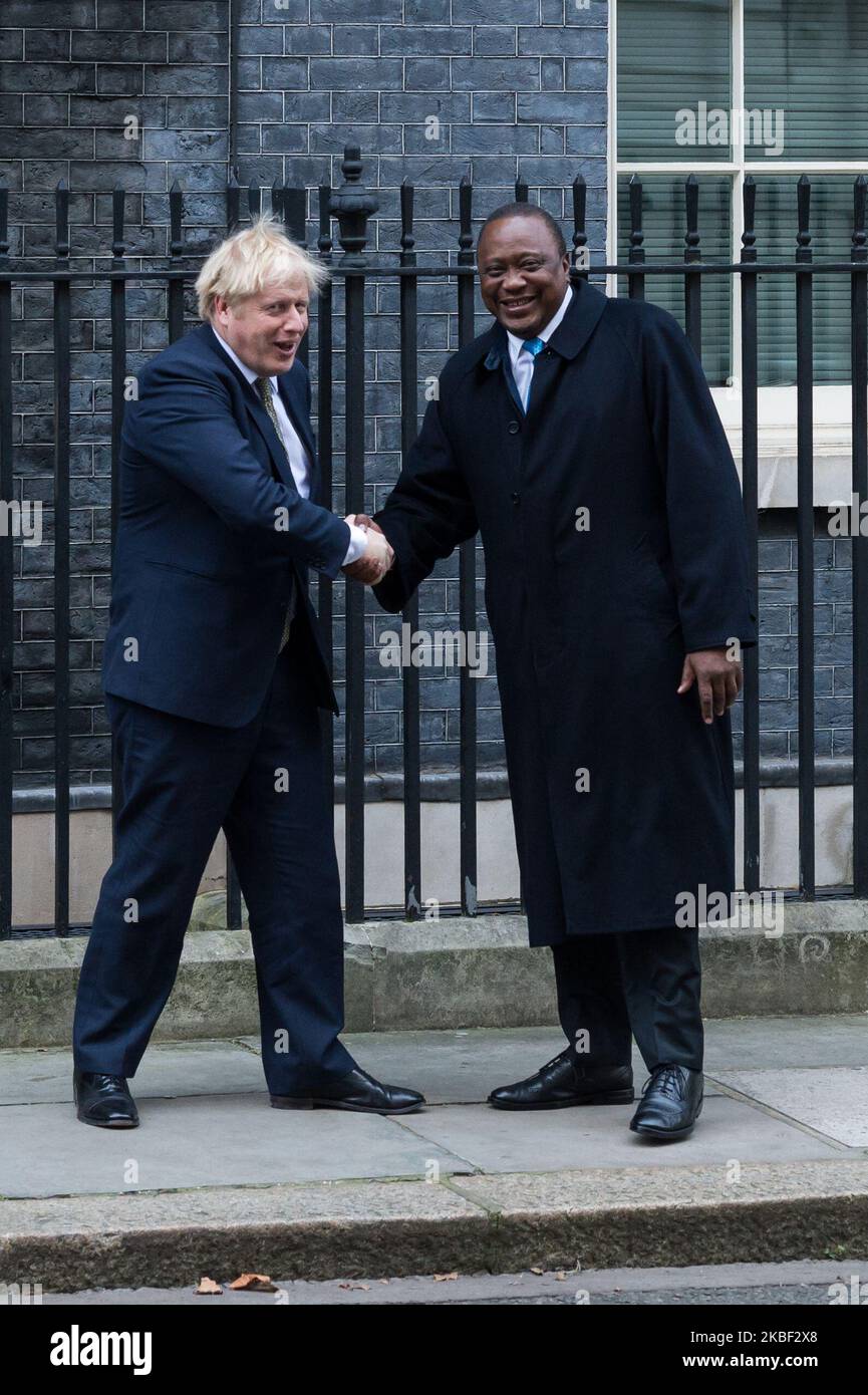Le Premier ministre britannique Boris Johnson (L) souhaite la bienvenue au Président du Kenya Uhuru Kenyatta sur les marches du 10 Downing Street avant leur réunion du 21 janvier 2020 à Londres, en Angleterre. (Photo de Wiktor Szymanowicz/NurPhoto) Banque D'Images