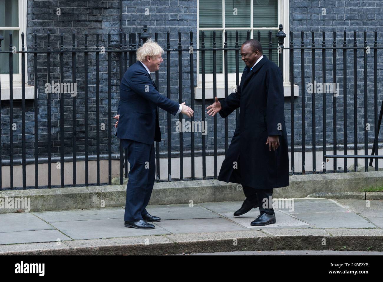 Le Premier ministre britannique Boris Johnson (L) souhaite la bienvenue au Président du Kenya Uhuru Kenyatta sur les marches du 10 Downing Street avant leur réunion du 21 janvier 2020 à Londres, en Angleterre. (Photo de Wiktor Szymanowicz/NurPhoto) Banque D'Images