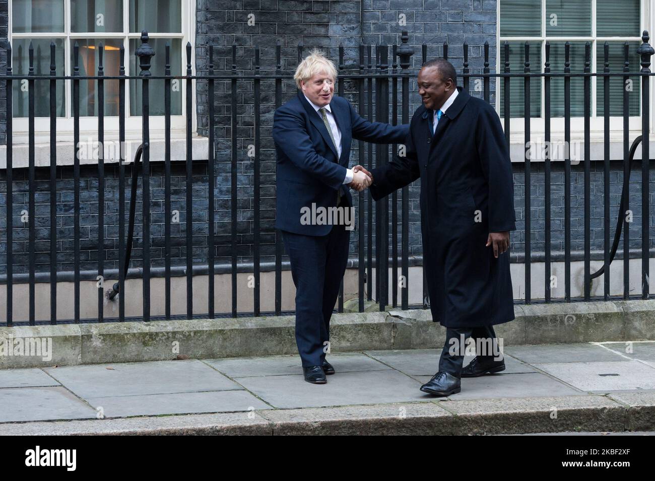 Le Premier ministre britannique Boris Johnson (L) souhaite la bienvenue au Président du Kenya Uhuru Kenyatta sur les marches du 10 Downing Street avant leur réunion du 21 janvier 2020 à Londres, en Angleterre. (Photo de Wiktor Szymanowicz/NurPhoto) Banque D'Images