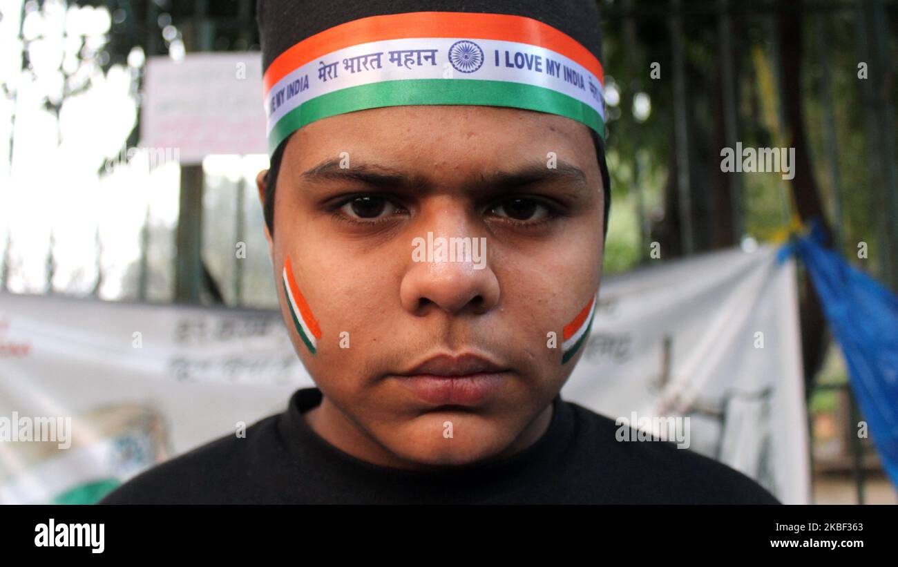 Jeunes étudiants avec des slogans peints et tricolore en protestation contre la Loi de modification de la citoyenneté (CAA), le Registre national des citoyens (NRC) et le Registre national de la population (NPR), à l'Université Jamia Millia Islamia, à 21 janvier 2020, à New Delhi, en Inde. (Photo de Mayank Makhija/NurPhoto) Banque D'Images