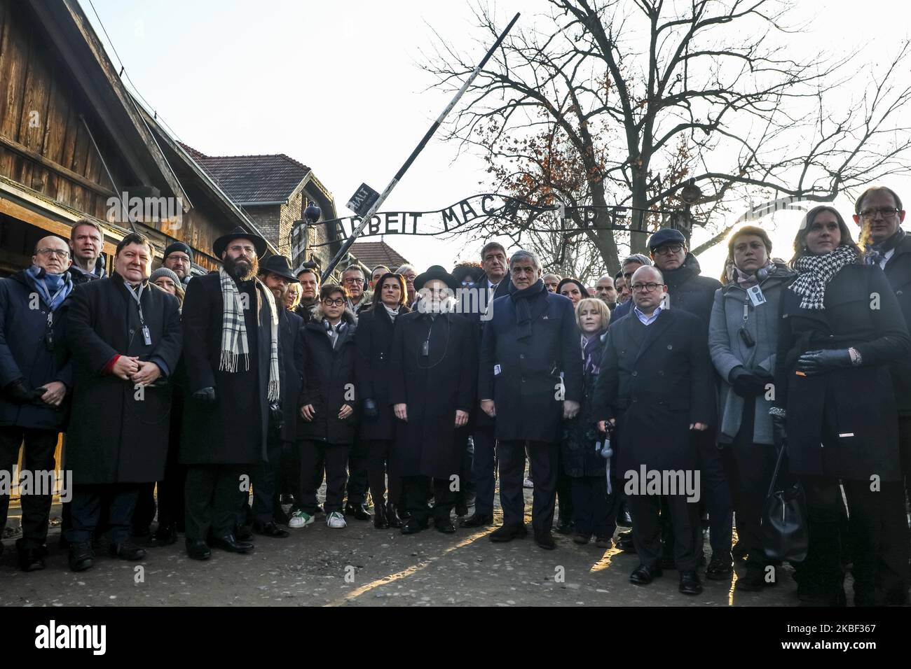 Rabbi Menachem Margolin, le chef Rabbi Binyomin Jacobs et Judit Varga, Antonio Tajani, entre autres, participent à la visite de la délégation de l'Association juive européenne (EJA) au camp de concentration d'Auschwitz sur 21 janvier 2020 à Oswiecim, en Pologne. Des parlementaires et des ministres de l'éducation de toute l'Europe se sont réunis lors de l'événement "délégation de l'EJA à Auschwitz 2020" pour marquer le prochain anniversaire de la libération de l'ancien camp de concentration allemand nazi en 75th. (Photo de Beata Zawrzel/NurPhoto) Banque D'Images