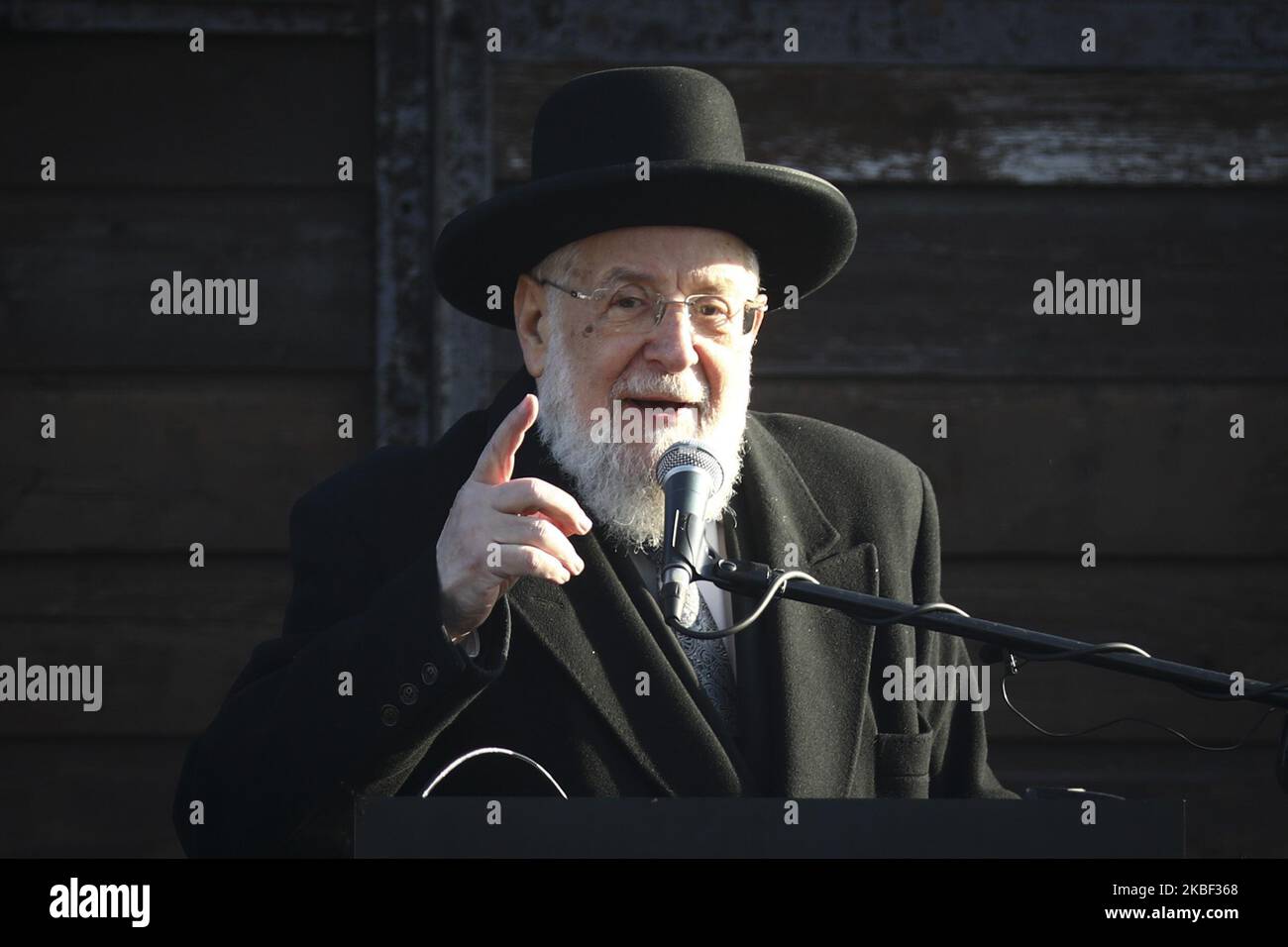 Le chef Rabbin Israël Meir Lau parle lors de la visite de la délégation de l'Association juive européenne (EJA) au camp de concentration d'Auschwitz-Birkenau II sur 21 janvier 2020 à Oswiecim, en Pologne. Des parlementaires et des ministres de l'éducation de toute l'Europe se sont réunis lors de l'événement "délégation de l'EJA à Auschwitz 2020" pour marquer le prochain anniversaire de la libération de l'ancien camp de concentration allemand nazi en 75th. (Photo de Beata Zawrzel/NurPhoto) Banque D'Images