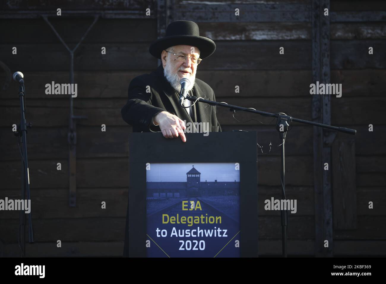 Le chef Rabbin Israël Meir Lau parle lors de la visite de la délégation de l'Association juive européenne (EJA) au camp de concentration d'Auschwitz-Birkenau II sur 21 janvier 2020 à Oswiecim, en Pologne. Des parlementaires et des ministres de l'éducation de toute l'Europe se sont réunis lors de l'événement "délégation de l'EJA à Auschwitz 2020" pour marquer le prochain anniversaire de la libération de l'ancien camp de concentration allemand nazi en 75th. (Photo de Beata Zawrzel/NurPhoto) Banque D'Images