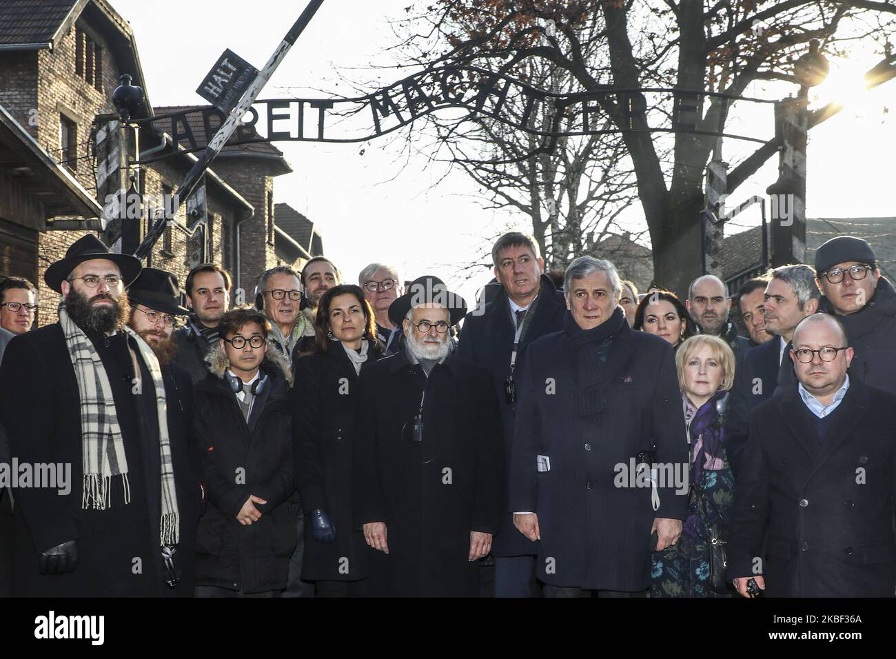 Rabbi Menachem Margolin, le chef Rabbi Binyomin Jacobs et Judit Varga, Antonio Tajani, entre autres, participent à la visite de la délégation de l'Association juive européenne (EJA) au camp de concentration d'Auschwitz sur 21 janvier 2020 à Oswiecim, en Pologne. Des parlementaires et des ministres de l'éducation de toute l'Europe se sont réunis lors de l'événement "délégation de l'EJA à Auschwitz 2020" pour marquer le prochain anniversaire de la libération de l'ancien camp de concentration allemand nazi en 75th. (Photo de Beata Zawrzel/NurPhoto) Banque D'Images