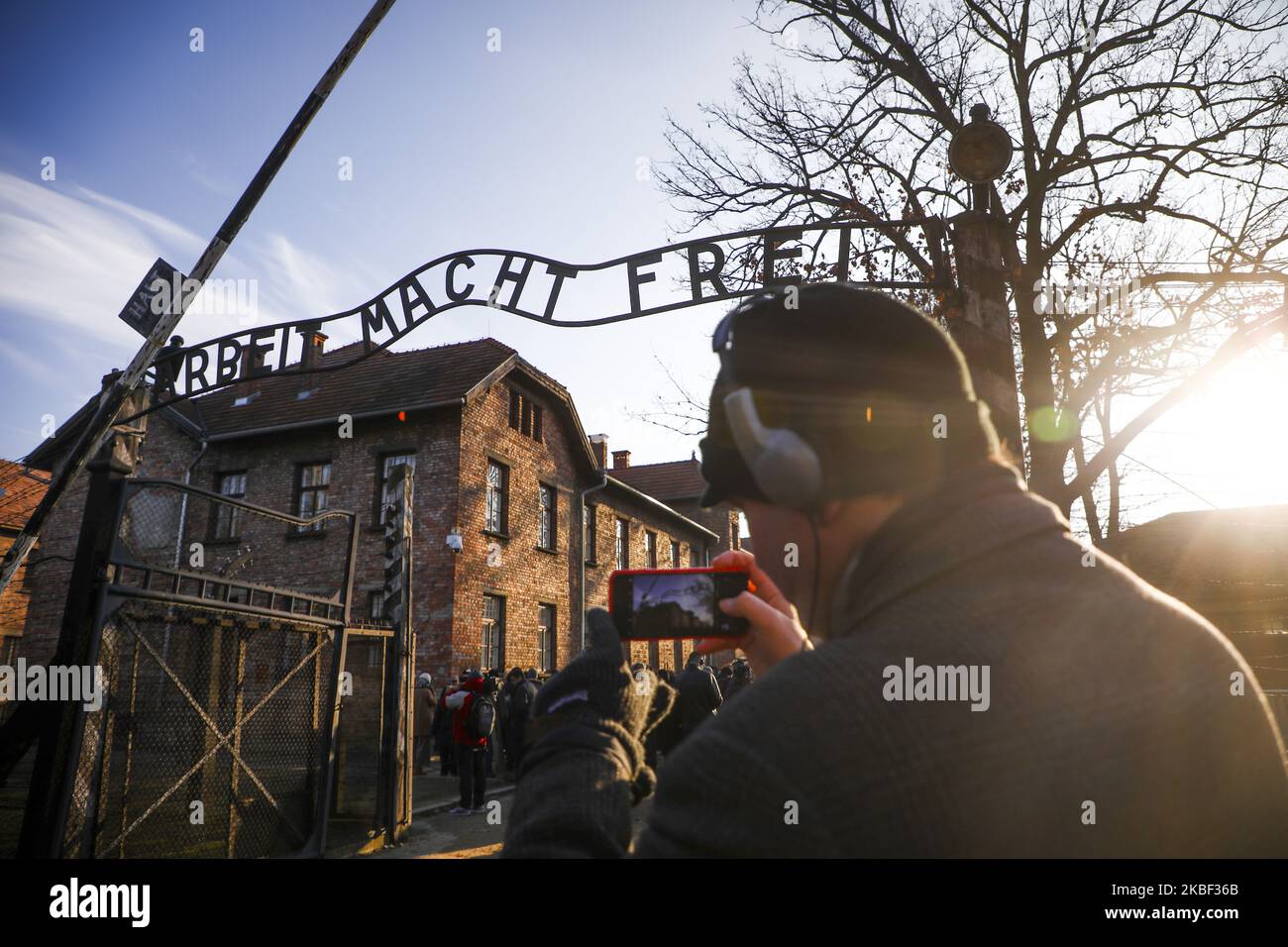 La porte d'entrée d'Arbeit Macht Frei est vue tandis que la délégation de l'Association juive européenne (EJA) visite le camp de concentration d'Auschwitz à 21 janvier 2020, à Oswiecim, en Pologne. Des parlementaires et des ministres de l'éducation de toute l'Europe se sont réunis lors de l'événement "délégation de l'EJA à Auschwitz 2020" pour marquer le prochain anniversaire de la libération de l'ancien camp de concentration allemand nazi en 75th. (Photo de Beata Zawrzel/NurPhoto) Banque D'Images