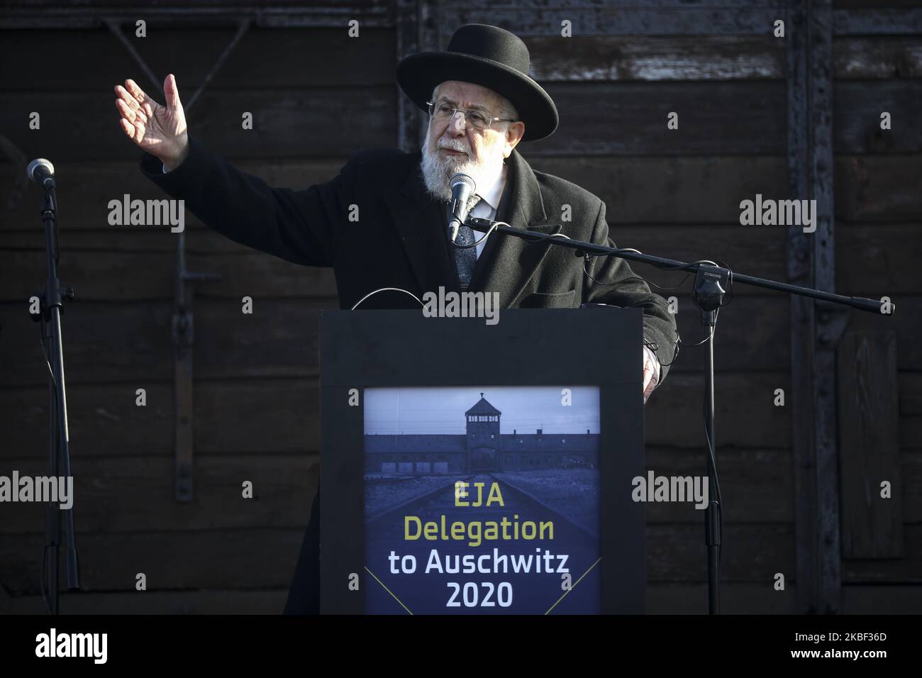 Le chef Rabbin Israël Meir Lau parle lors de la visite de la délégation de l'Association juive européenne (EJA) au camp de concentration d'Auschwitz-Birkenau II sur 21 janvier 2020 à Oswiecim, en Pologne. Des parlementaires et des ministres de l'éducation de toute l'Europe se sont réunis lors de l'événement "délégation de l'EJA à Auschwitz 2020" pour marquer le prochain anniversaire de la libération de l'ancien camp de concentration allemand nazi en 75th. (Photo de Beata Zawrzel/NurPhoto) Banque D'Images