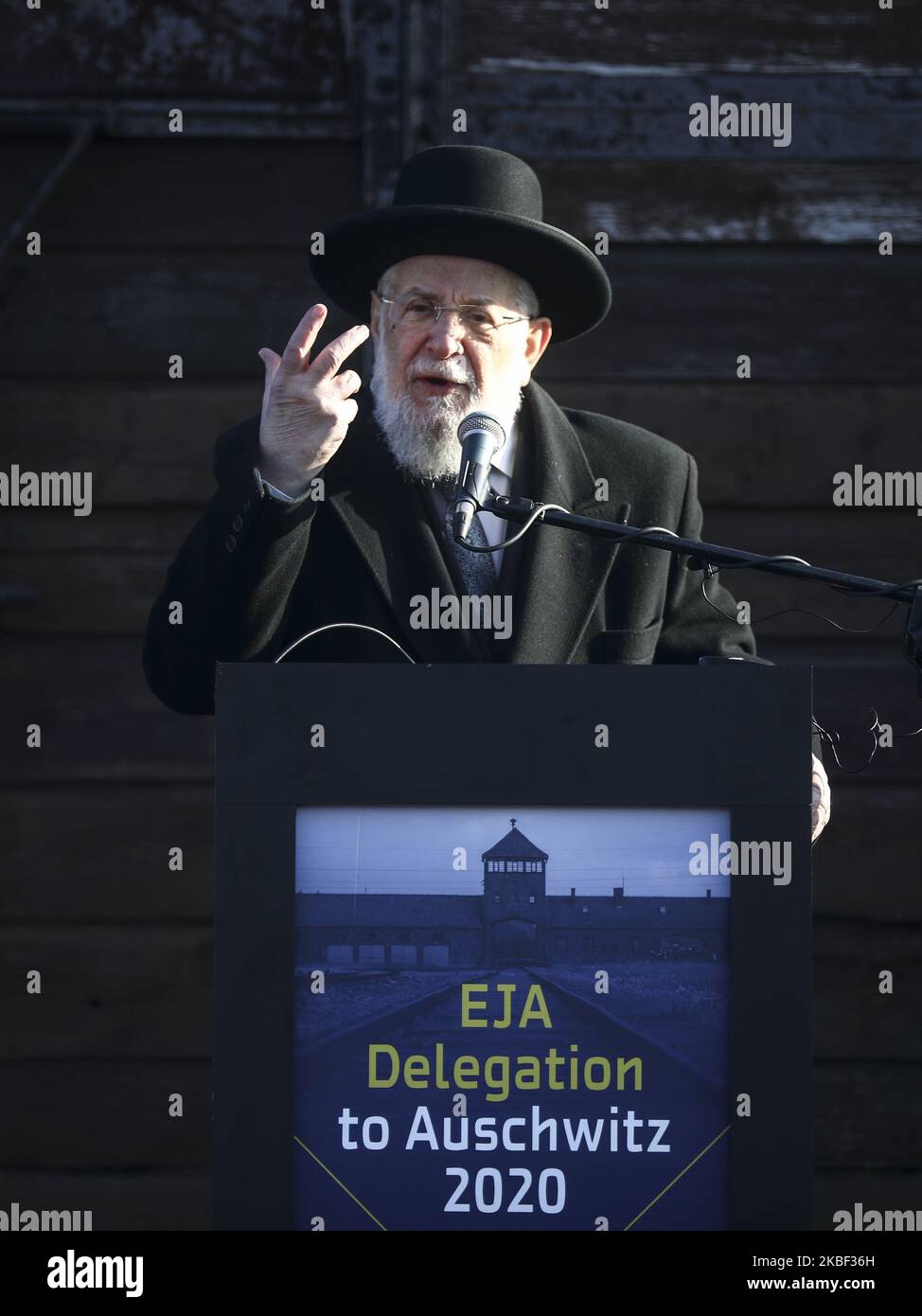 Le chef Rabbin Israël Meir Lau parle lors de la visite de la délégation de l'Association juive européenne (EJA) au camp de concentration d'Auschwitz-Birkenau II sur 21 janvier 2020 à Oswiecim, en Pologne. Des parlementaires et des ministres de l'éducation de toute l'Europe se sont réunis lors de l'événement "délégation de l'EJA à Auschwitz 2020" pour marquer le prochain anniversaire de la libération de l'ancien camp de concentration allemand nazi en 75th. (Photo de Beata Zawrzel/NurPhoto) Banque D'Images