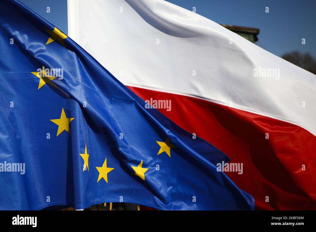 Des drapeaux polonais et européens sont visibles lors de la visite de la délégation de l'Association juive européenne (EJA) au camp de concentration d'Auschwitz-Birkenau sur 21 janvier 2020, à Oswiecim, en Pologne. Des parlementaires et des ministres de l'éducation de toute l'Europe se sont réunis lors de l'événement "délégation de l'EJA à Auschwitz 2020" pour marquer le prochain anniversaire de la libération de l'ancien camp de concentration allemand nazi en 75th. (Photo de Beata Zawrzel/NurPhoto) Banque D'Images