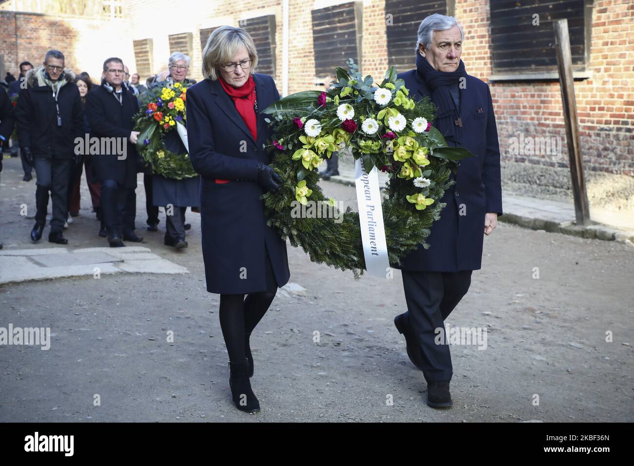 Premier vice-président du Parlement européen, Mairead McGuinness et ancien président du Parlement européen, Antonio Tajani assiste à une visite de délégation de l'Association juive européenne (EJA) au camp de concentration d'Auschwitz à 21 janvier 2020, à Oswiecim, en Pologne. Des parlementaires et des ministres de l'éducation de toute l'Europe se sont réunis lors de l'événement "délégation de l'EJA à Auschwitz 2020" pour marquer le prochain anniversaire de la libération de l'ancien camp de concentration allemand nazi en 75th. (Photo de Beata Zawrzel/NurPhoto) Banque D'Images