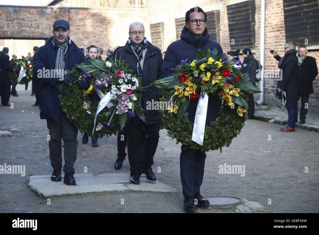 Des représentants de l'Italie participent à la visite de la délégation de l'Association juive européenne (EJA) au camp de concentration d'Auschwitz sur 21 janvier 2020, à Oswiecim, en Pologne. Des parlementaires et des ministres de l'éducation de toute l'Europe se sont réunis lors de l'événement "délégation de l'EJA à Auschwitz 2020" pour marquer le prochain anniversaire de la libération de l'ancien camp de concentration allemand nazi en 75th. (Photo de Beata Zawrzel/NurPhoto) Banque D'Images