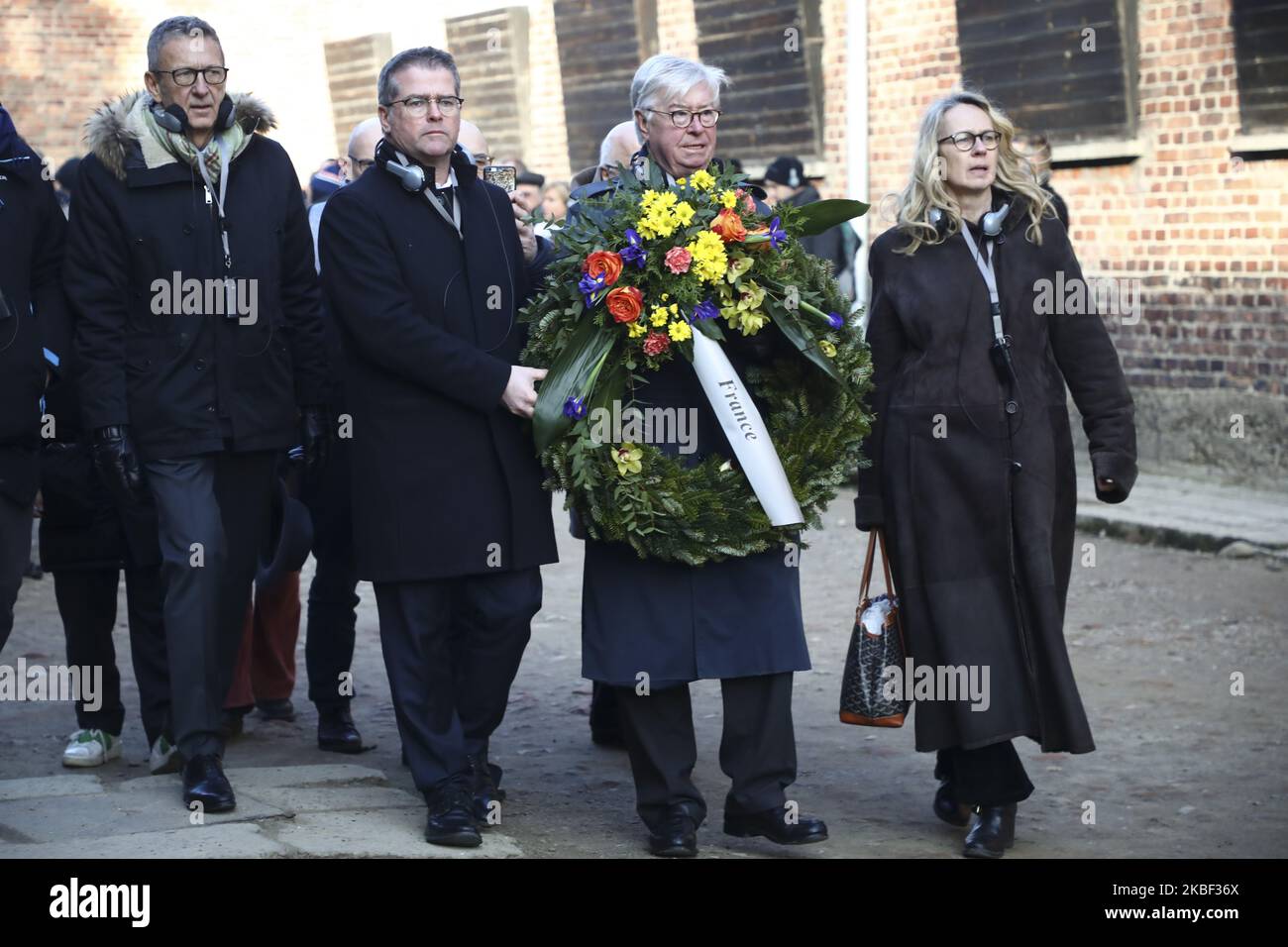 Des représentants de la France assistent à la visite de la délégation de l'Association juive européenne (EJA) au camp de concentration d'Auschwitz à 21 janvier 2020, à Oswiecim, en Pologne. Des parlementaires et des ministres de l'éducation de toute l'Europe se sont réunis lors de l'événement "délégation de l'EJA à Auschwitz 2020" pour marquer le prochain anniversaire de la libération de l'ancien camp de concentration allemand nazi en 75th. (Photo de Beata Zawrzel/NurPhoto) Banque D'Images