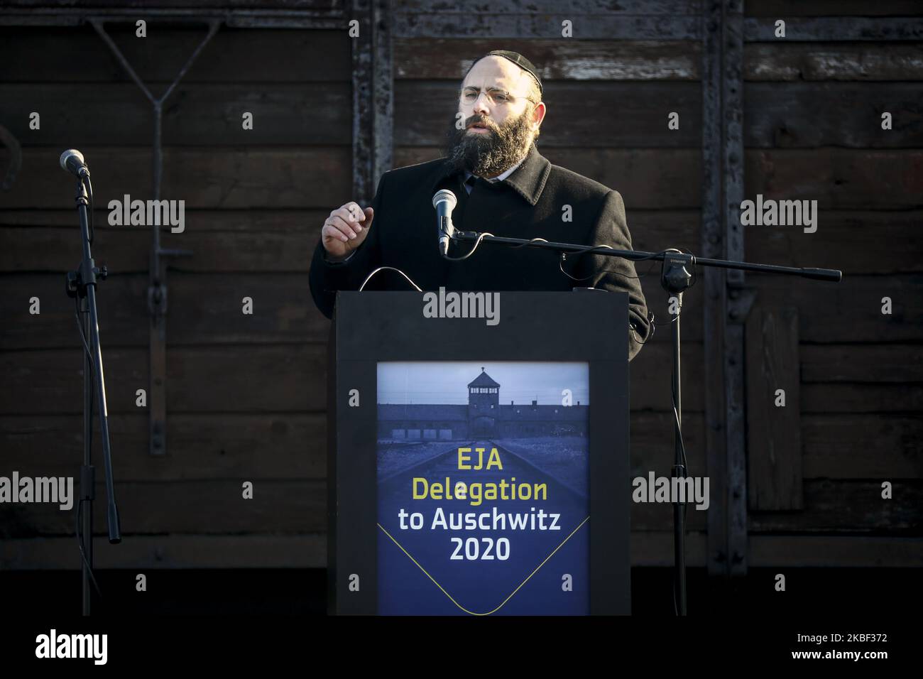 Le rabbin Menachem Margolin parle lors de la visite d'une délégation de l'Association juive européenne (EJA) au camp de concentration d'Auschwitz-Birkenau II sur 21 janvier 2020 à Oswiecim, en Pologne. Des parlementaires et des ministres de l'éducation de toute l'Europe se sont réunis lors de l'événement "délégation de l'EJA à Auschwitz 2020" pour marquer le prochain anniversaire de la libération de l'ancien camp de concentration allemand nazi en 75th. (Photo de Beata Zawrzel/NurPhoto) Banque D'Images