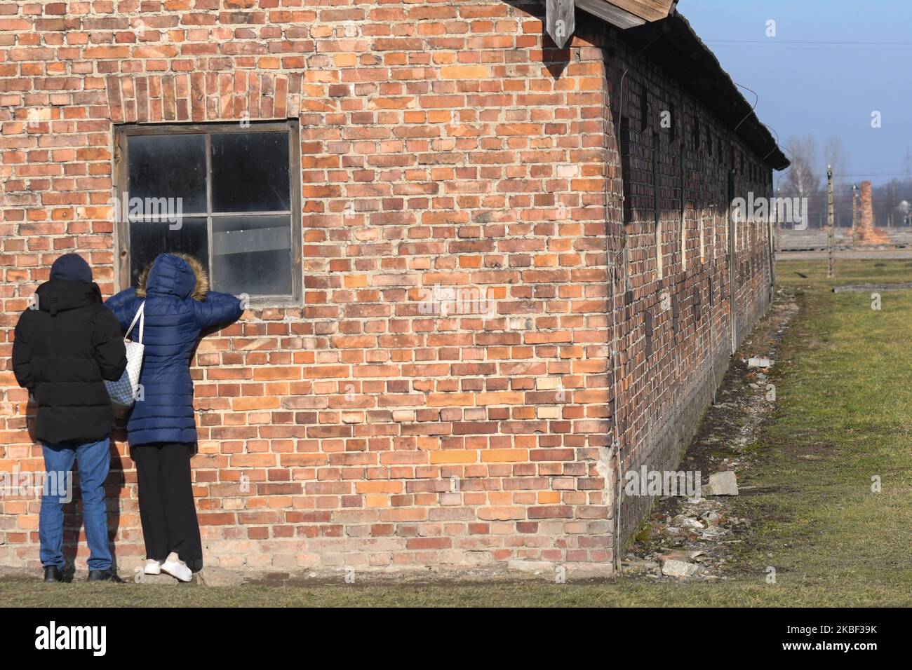 Un couple de touristes vérifiant l'intérieur du bâtiment du camp à l'intérieur de l'ancien camp de concentration nazi d'Auschwitz II-Birkenau, vu au cours d'une deuxième journée de l'événement "Delegation à Auschwitz". Mardi, 21 janvier 2020, au camp de concentration d'Auschwitz-Birkenau, Oswiecim, Pologne. (Photo par Artur Widak/NurPhoto) Banque D'Images