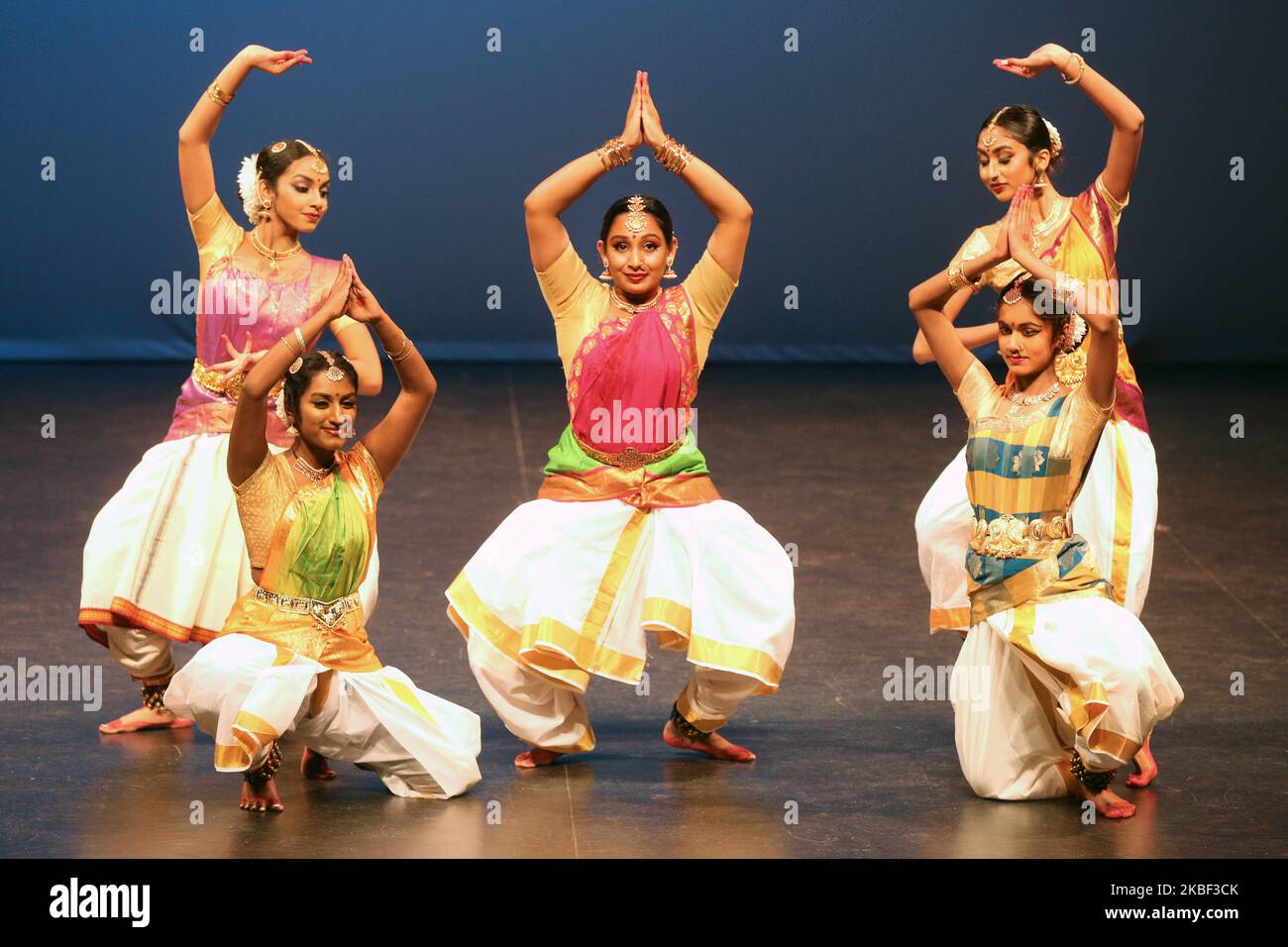 Les jeunes Tamouls exécutent une danse traditionnelle lors d'un programme culturel célébrant le Festival pongal thaïlandais à Markham, Ontario, Canada, on 12 janvier 2020. Le festival de Thai Pongal est un festival d'action de grâce qui honore le Dieu Soleil (Lord Surya) et célèbre une récolte réussie. (Photo de Creative Touch Imaging Ltd./NurPhoto) Banque D'Images