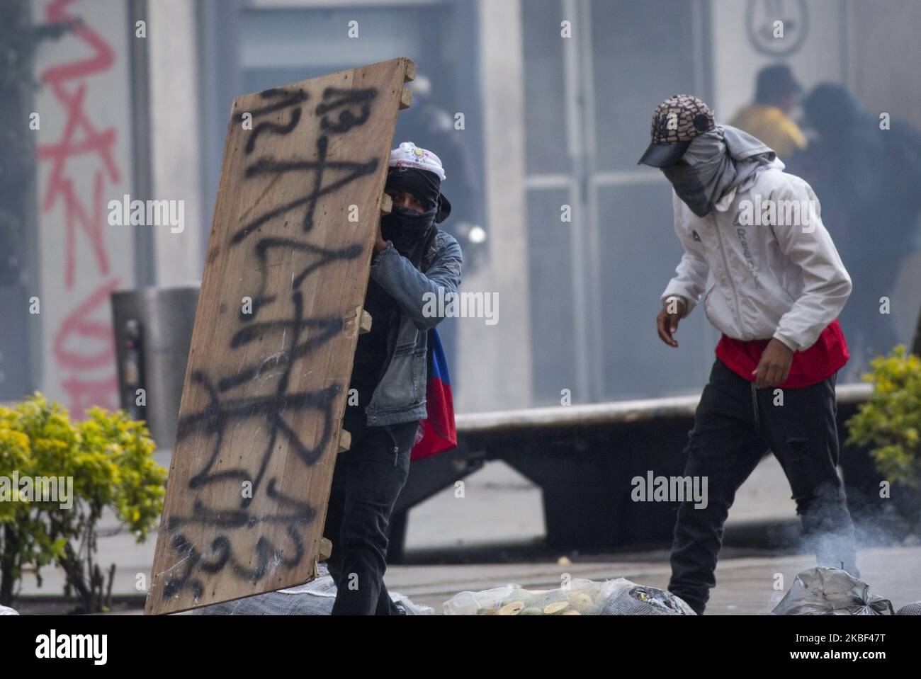 Soutien à capuche la marche lors des manifestations nationales contre le président colombien Ivan Duque à propos de 21 janvier 2020 à Bogota, Colombie. (Photo de Daniel Garzon Herazo/NurPhoto) Banque D'Images