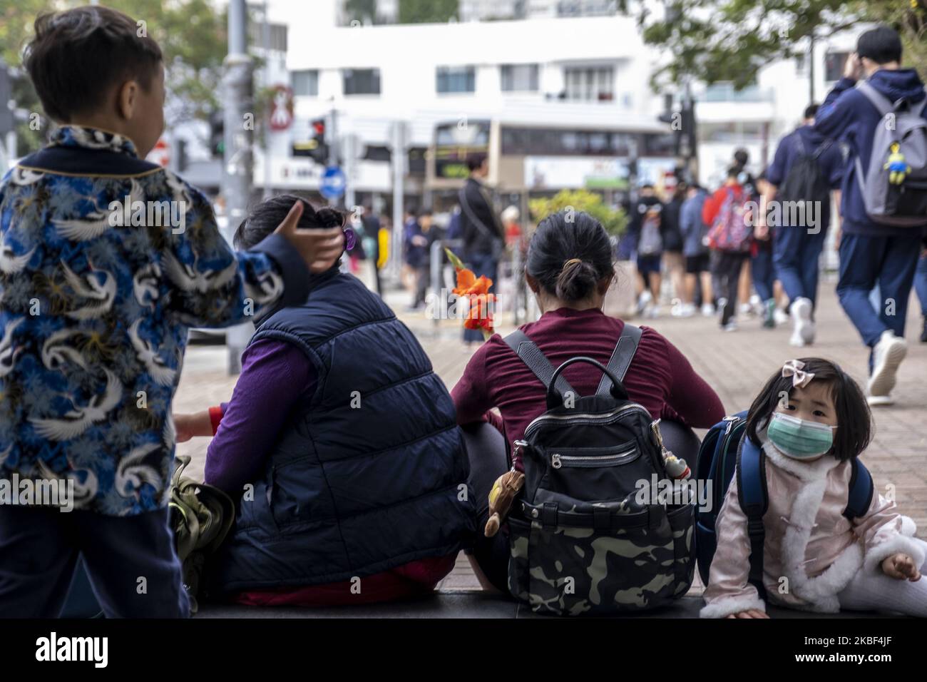 Une fille porte comme masque comme elle est assise sur le terrain dans le district de Kowloon Tong sur 22 janvier 2019 à Hong Kong, Chine. Le nouveau coronavirus du virus semblable au SRAS, originaire de Wuhan, a infecté plus de 440 personnes en Chine et causé la mort de 9 personnes à Wuhan. Des cas ont été signalés dans d'autres parties de l'Asie, y compris en Thaïlande, au Japon, à Taïwan et en Corée du Sud. Hong Kong a signalé aujourd'hui le premier cas du coronavirus chinois. (Photo de Vernon Yuen/NurPhoto) Banque D'Images