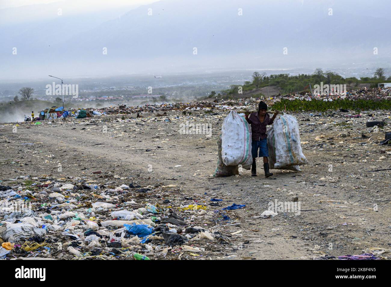 un-liminateur-transporte-les-d-chets-de-plastique-qui-ont-t