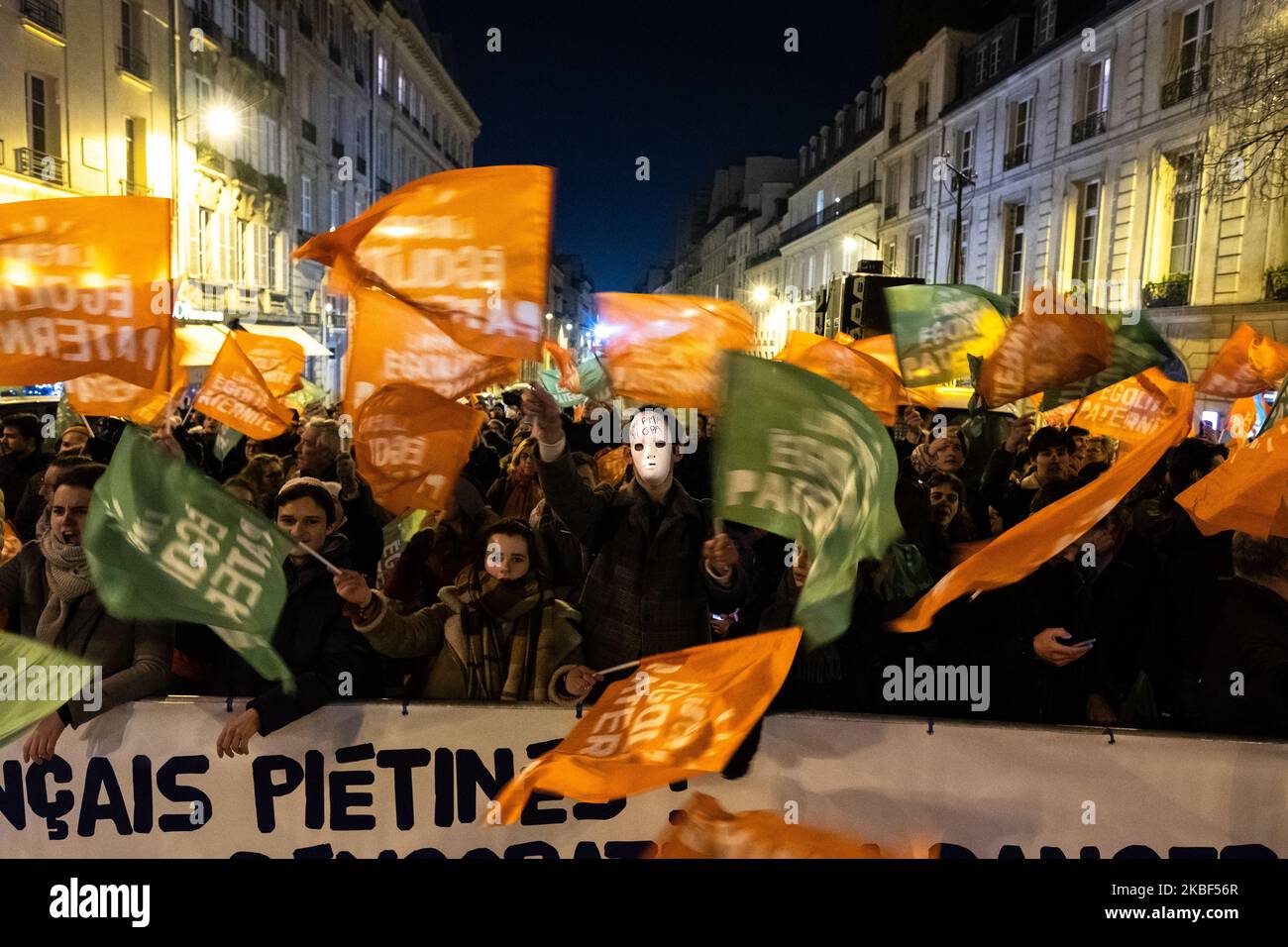 Un masque blanc manifestant au cours d'une manifestation contre la  "procréation assistée sans père" (PMA - procréation médicalisée Assistete)  devant le Senat à Paris sur 22 janvier 2020, au début du débat