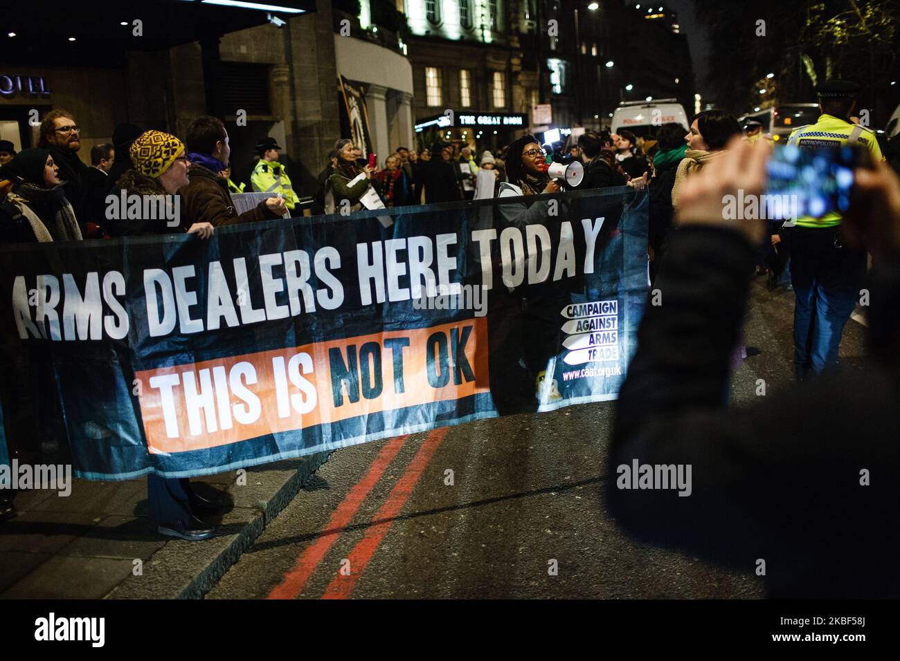 Les militants anti-armes manifestent en dehors du dîner annuel du groupe Aéronautique, Défense et sécurité à l'hôtel Grosvenor House sur Park Lane à Londres, en Angleterre, sur 22 janvier 2020. Le GROUPE ADS, une organisation commerciale à but non lucratif dont le siège est à Londres, représente et soutient plus de 1 000 entreprises britanniques impliquées dans les secteurs de l'aérospatiale, de la défense, de la sécurité et de l'espace. La manifestation a été organisée par les groupes de pression de la campagne contre le commerce des armes (CAAT) et de Stop the Arms Fair, citant en particulier les ventes d'armes et de munitions fabriquées par le Royaume-Uni à l'Arabie saoudite, qui continue de stri Banque D'Images