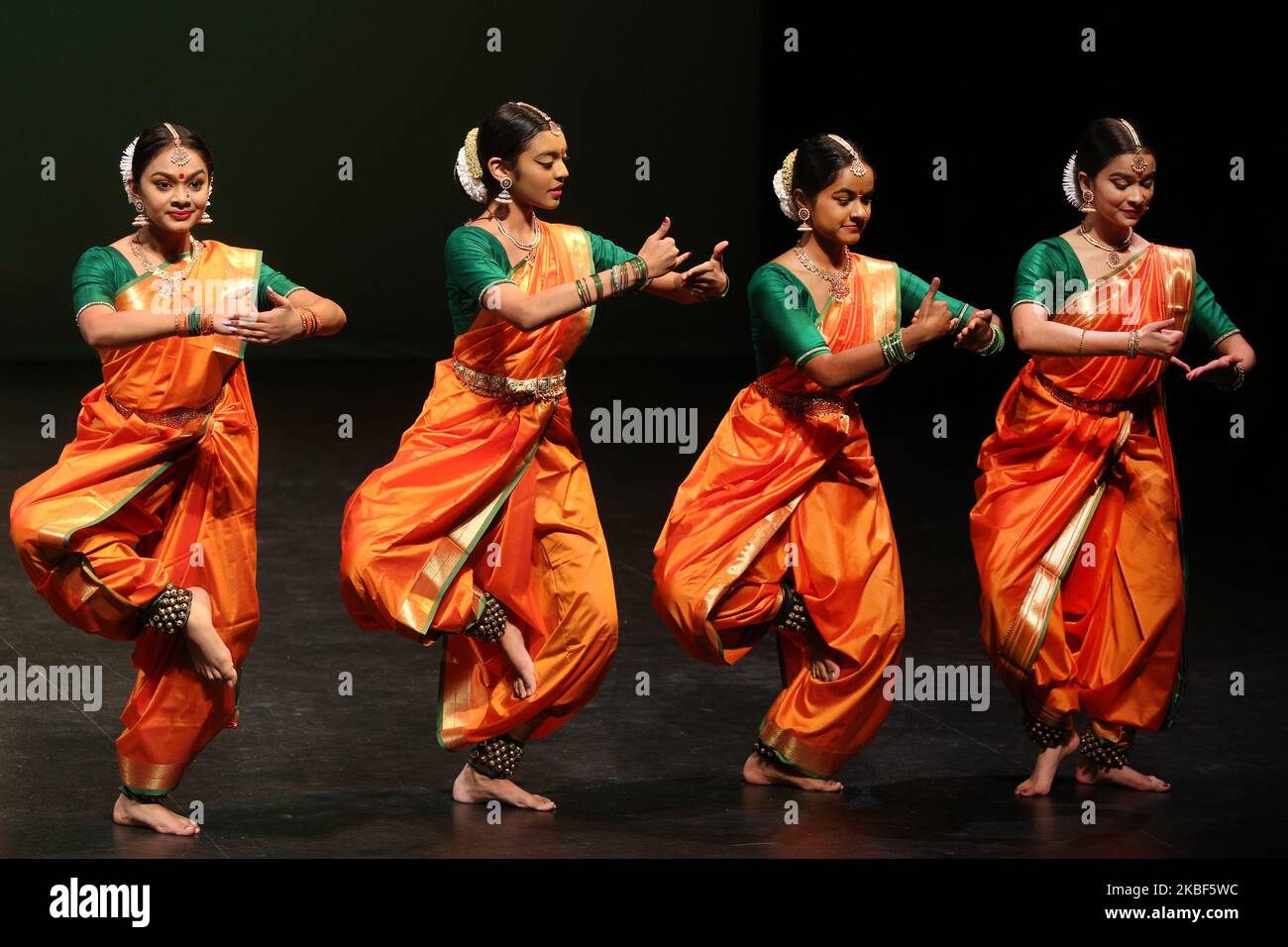 Les jeunes Tamouls exécutent une danse traditionnelle lors d'un programme culturel célébrant le Festival pongal thaïlandais à Markham, Ontario, Canada, on 12 janvier 2020. Le festival de Thai Pongal est un festival d'action de grâce qui honore le Dieu Soleil (Lord Surya) et célèbre une récolte réussie. (Photo de Creative Touch Imaging Ltd./NurPhoto) Banque D'Images