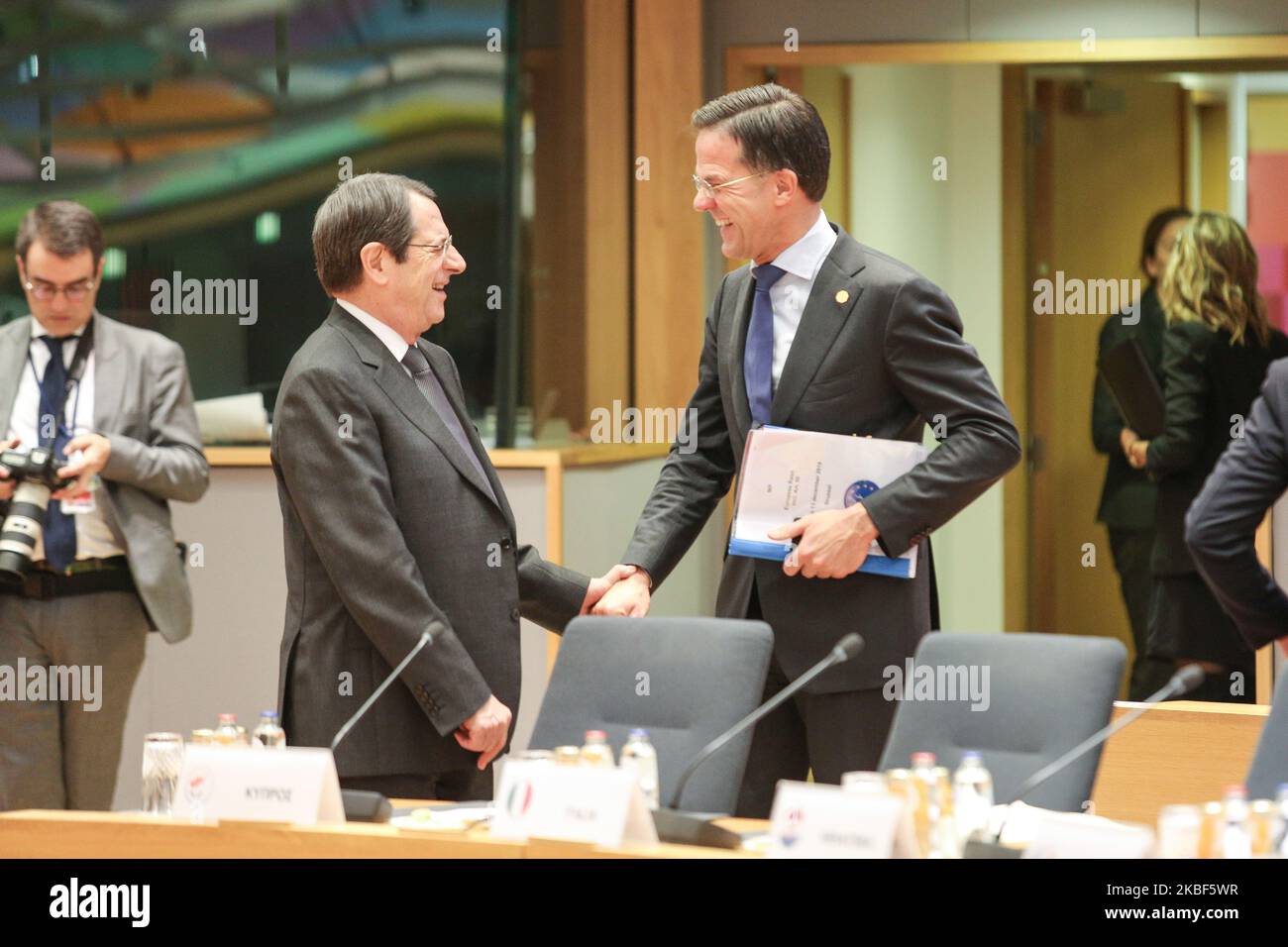 Mark Rutte, Premier ministre néerlandais au Conseil européen, s'entretenir avec le président de la République de Chypre, Nicos Anastasiades. Mark Rutte Premier ministre des pays-Bas comme vu arriver et discuter avec les dirigeants, présidents et premiers ministres de l'UE, à la table ronde pendant la deuxième journée du Conseil européen - Sommet de l'euro - les dirigeants de l'UE réunis au siège de l'UE à Bruxelles, Belgique - 13 décembre 2019 (Photo de Nicolas Economou/NurPhoto) Banque D'Images