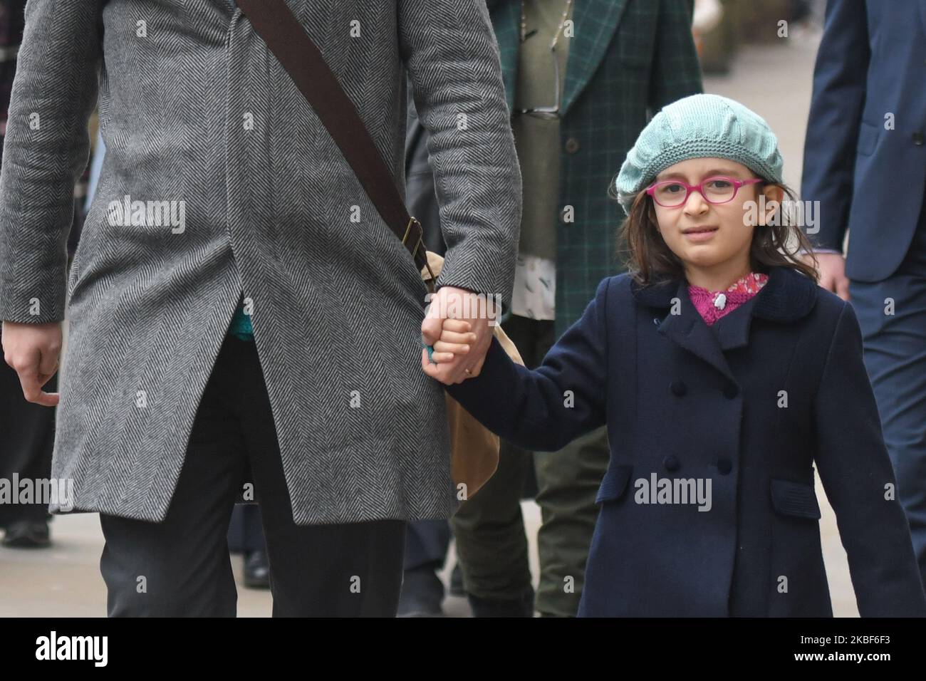 Gabriella, la fille de la femme britannique-iranienne emprisonnée Nazanin Zaghari-Ratcliffe, avec son père Richard Ratcliffe, en route vers Downing Street à Londres. Le Premier ministre britannique Boris Johnson a rencontré aujourd'hui la famille de Nazanin Zaghari-Ratcliffe. Le citoyen anglo-iranien est détenu en Iran depuis avril 2016 pour espionnage. Le jeudi 23 janvier 2019, à Londres, Royaume-Uni. (Photo par Artur Widak/NurPhoto) Banque D'Images